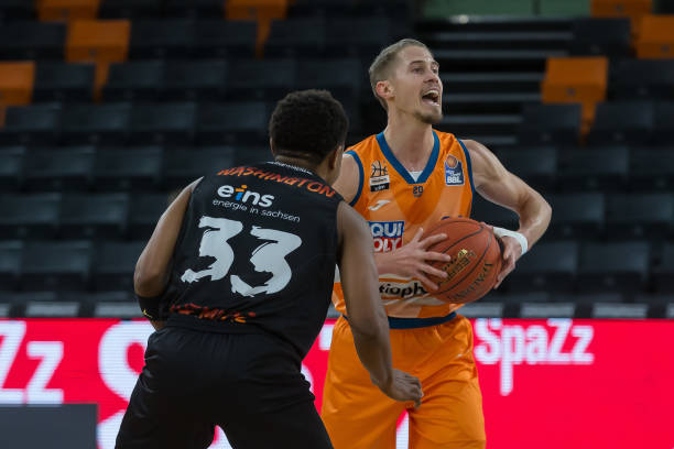 躲过两名后 躲过两名后